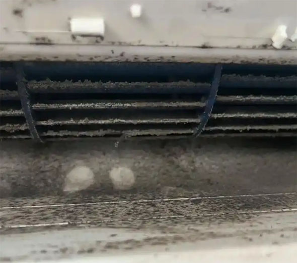 三都空调吹的风有股烧焦味是怎么回事